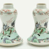 TWO CHINESE PORCELAIN VASES WITH DRAGONS IN A LANDSCAPE - фото 1