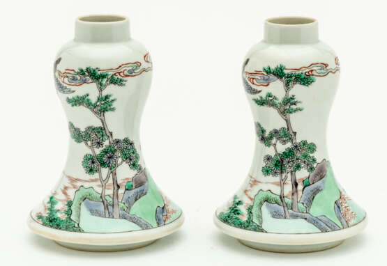 TWO CHINESE PORCELAIN VASES WITH DRAGONS IN A LANDSCAPE - фото 2