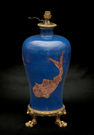 VERY RARE CHINESE BLUE PORCELAIN VASE WITH GOLDFISH DECOR IN MUSEUM QUALITY - фото 1
