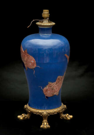 VERY RARE CHINESE BLUE PORCELAIN VASE WITH GOLDFISH DECOR IN MUSEUM QUALITY - фото 3