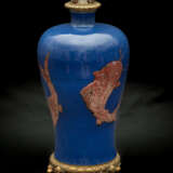 VERY RARE CHINESE BLUE PORCELAIN VASE WITH GOLDFISH DECOR IN MUSEUM QUALITY - фото 5