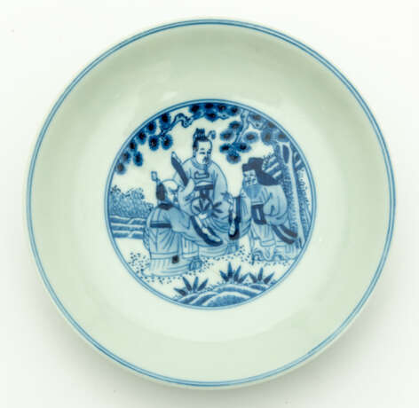 CHINESE BLUE AND WHITE PORCELAIN PLATE WITH A FIGURAL SCENE - фото 1