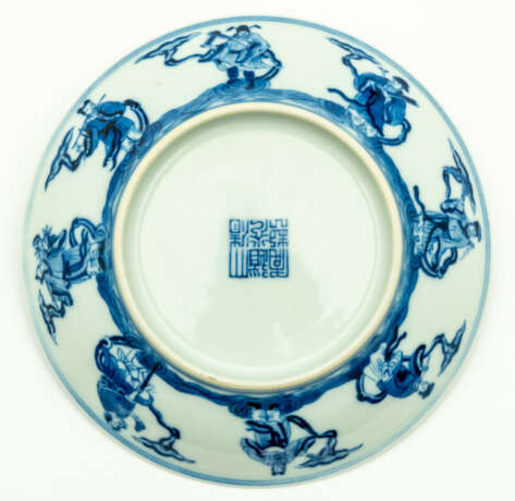 CHINESE BLUE AND WHITE PORCELAIN PLATE WITH A FIGURAL SCENE - photo 2