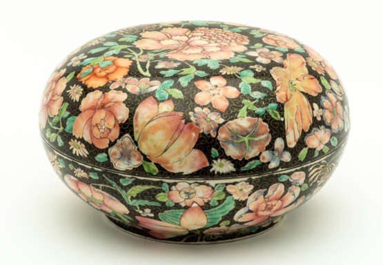 VERY BEAUTIFUL CHINESE PORCELAIN LIDDED BOWL WITH FLOWER DECOR - фото 1