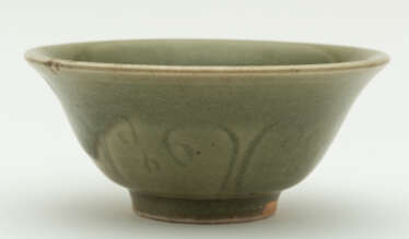 CHINESE SELADON CERAMIC BOWL WITH FLOWER DECOR
