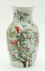 LARGE CHINESE PORCELAIN FAMILLE ROSE VASE WITH PEACHES