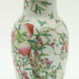 LARGE CHINESE PORCELAIN FAMILLE ROSE VASE WITH PEACHES - фото 1