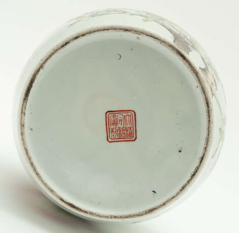 LARGE CHINESE PORCELAIN FAMILLE ROSE VASE WITH PEACHES - photo 2