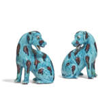 A RARE PAIR OF CHINESE EXPORT TURQUOISE-GLAZED SPOTTED HOUNDS - Foto 3