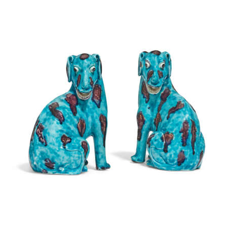 A RARE PAIR OF CHINESE EXPORT TURQUOISE-GLAZED SPOTTED HOUNDS - Foto 4