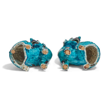 A RARE PAIR OF CHINESE EXPORT TURQUOISE-GLAZED SPOTTED HOUNDS - Foto 5