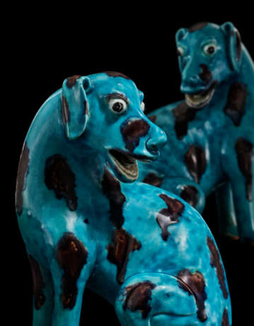 A RARE PAIR OF CHINESE EXPORT TURQUOISE-GLAZED SPOTTED HOUNDS - фото 6