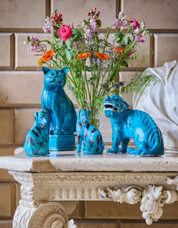 A RARE PAIR OF CHINESE EXPORT TURQUOISE-GLAZED SPOTTED HOUNDS - Foto 7