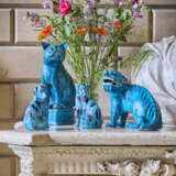 A RARE PAIR OF CHINESE EXPORT TURQUOISE-GLAZED SPOTTED HOUNDS - фото 7