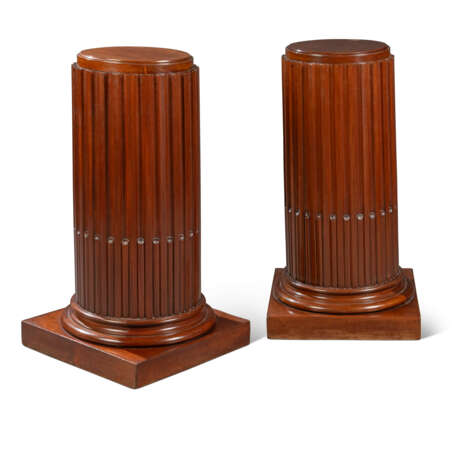 A PAIR OF NORTH EUROPEAN MAHOGANY PEDESTALS - фото 1