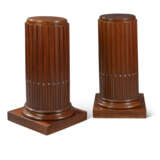 A PAIR OF NORTH EUROPEAN MAHOGANY PEDESTALS - Foto 1