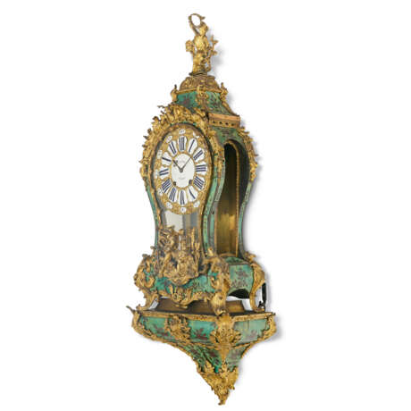 A LOUIS XV ORMOLU-MOUNTED STAINED HORN MONUMENTAL BRACKET CLOCK AND BRACKET - Foto 2