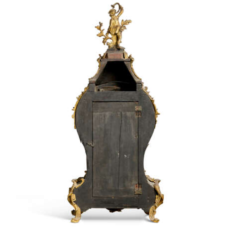 A LOUIS XV ORMOLU-MOUNTED STAINED HORN MONUMENTAL BRACKET CLOCK AND BRACKET - Foto 4