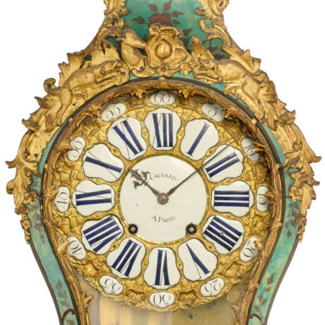 A LOUIS XV ORMOLU-MOUNTED STAINED HORN MONUMENTAL BRACKET CLOCK AND BRACKET - Foto 6