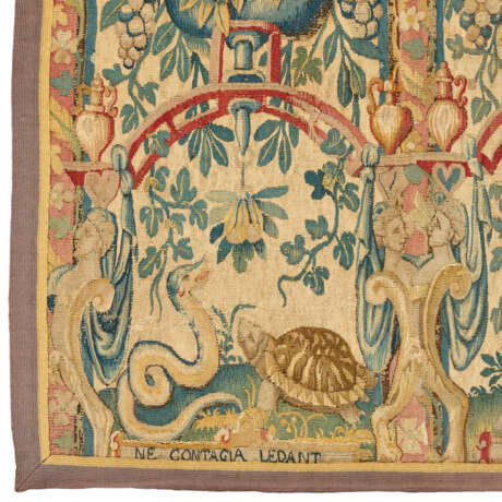 A PAIR OF FLEMISH ALLEGORICAL TAPESTRY FRAGMENT PANELS - Foto 2