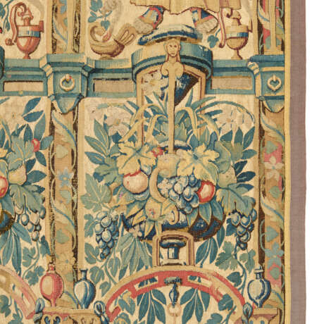 A PAIR OF FLEMISH ALLEGORICAL TAPESTRY FRAGMENT PANELS - Foto 6