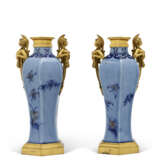 A PAIR OF LATE LOUIS XVI ORMOLU-MOUNTED CHINESE CELADON PORCELAIN VASES - Foto 2