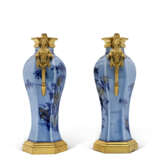 A PAIR OF LATE LOUIS XVI ORMOLU-MOUNTED CHINESE CELADON PORCELAIN VASES - Foto 3