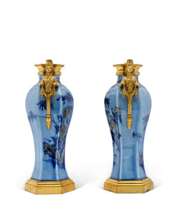 A PAIR OF LATE LOUIS XVI ORMOLU-MOUNTED CHINESE CELADON PORCELAIN VASES - Foto 3