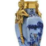 A PAIR OF LATE LOUIS XVI ORMOLU-MOUNTED CHINESE CELADON PORCELAIN VASES - Foto 4