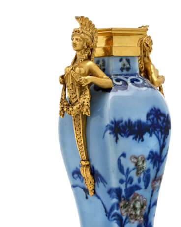 A PAIR OF LATE LOUIS XVI ORMOLU-MOUNTED CHINESE CELADON PORCELAIN VASES - фото 4