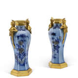 A PAIR OF LATE LOUIS XVI ORMOLU-MOUNTED CHINESE CELADON PORCELAIN VASES - Foto 5