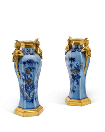 A PAIR OF LATE LOUIS XVI ORMOLU-MOUNTED CHINESE CELADON PORCELAIN VASES - Foto 5