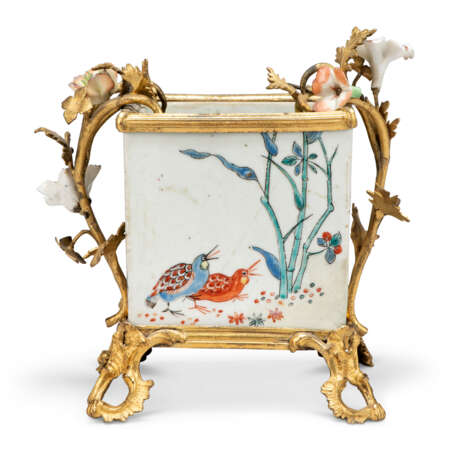 A LOUIS XV ORMOLU-MOUNTED JAPANESE (DUTCH-DECORATED) AND FRENCH PORCELAIN VASE - Foto 1