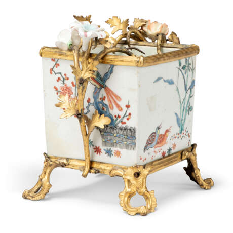 A LOUIS XV ORMOLU-MOUNTED JAPANESE (DUTCH-DECORATED) AND FRENCH PORCELAIN VASE - photo 2