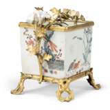 A LOUIS XV ORMOLU-MOUNTED JAPANESE (DUTCH-DECORATED) AND FRENCH PORCELAIN VASE - Foto 2