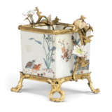 A LOUIS XV ORMOLU-MOUNTED JAPANESE (DUTCH-DECORATED) AND FRENCH PORCELAIN VASE - Foto 3