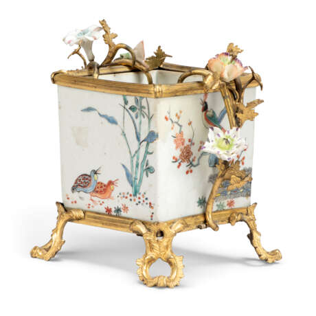 A LOUIS XV ORMOLU-MOUNTED JAPANESE (DUTCH-DECORATED) AND FRENCH PORCELAIN VASE - photo 3