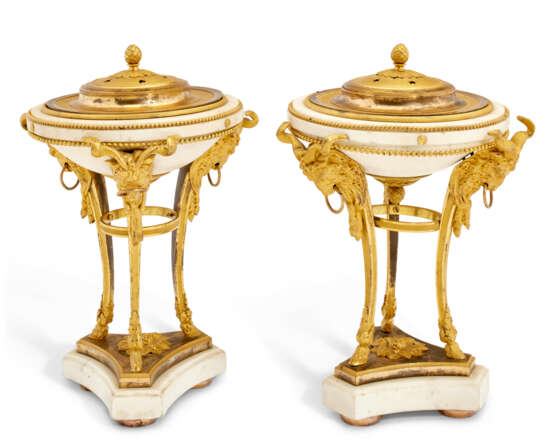 A PAIR OF LATE LOUIS XVI ORMOLU-MOUNTED WHITE MARBLE BRULE-PARFUMS - Foto 1