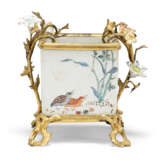 A LOUIS XV ORMOLU-MOUNTED JAPANESE (DUTCH-DECORATED) AND FRENCH PORCELAIN VASE - photo 4