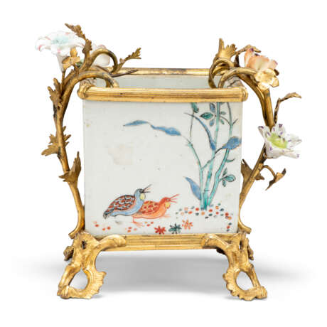 A LOUIS XV ORMOLU-MOUNTED JAPANESE (DUTCH-DECORATED) AND FRENCH PORCELAIN VASE - фото 4