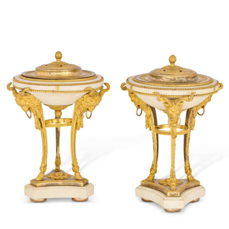 A PAIR OF LATE LOUIS XVI ORMOLU-MOUNTED WHITE MARBLE BRULE-PARFUMS - photo 2