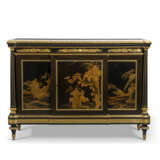 A LOUIS XVI ORMOLU-MOUNTED EBONY AND BLACK AND GILT LACQUER COMMODE A VANTAUX - Foto 1