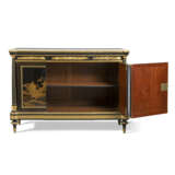 A LOUIS XVI ORMOLU-MOUNTED EBONY AND BLACK AND GILT LACQUER COMMODE A VANTAUX - Foto 2