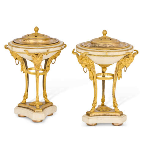 A PAIR OF LATE LOUIS XVI ORMOLU-MOUNTED WHITE MARBLE BRULE-PARFUMS - фото 3