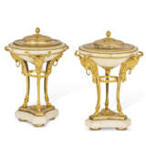 A PAIR OF LATE LOUIS XVI ORMOLU-MOUNTED WHITE MARBLE BRULE-PARFUMS - Foto 3