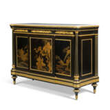 A LOUIS XVI ORMOLU-MOUNTED EBONY AND BLACK AND GILT LACQUER COMMODE A VANTAUX - photo 3