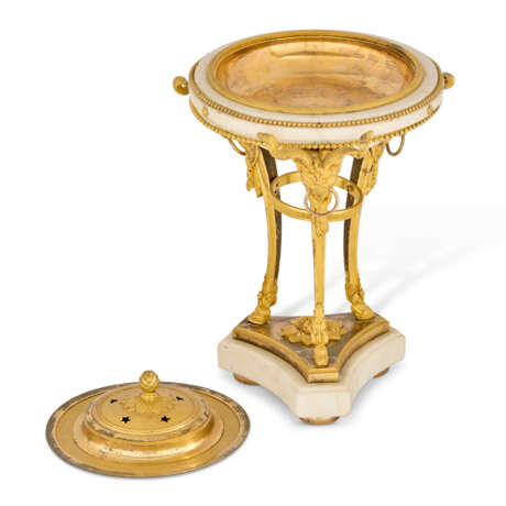 A PAIR OF LATE LOUIS XVI ORMOLU-MOUNTED WHITE MARBLE BRULE-PARFUMS - Foto 4