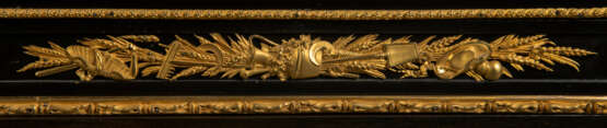A LOUIS XVI ORMOLU-MOUNTED EBONY AND BLACK AND GILT LACQUER COMMODE A VANTAUX - Foto 6