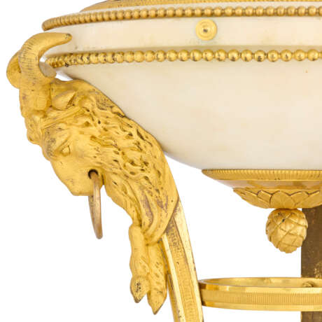 A PAIR OF LATE LOUIS XVI ORMOLU-MOUNTED WHITE MARBLE BRULE-PARFUMS - Foto 6