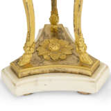 A PAIR OF LATE LOUIS XVI ORMOLU-MOUNTED WHITE MARBLE BRULE-PARFUMS - Foto 7